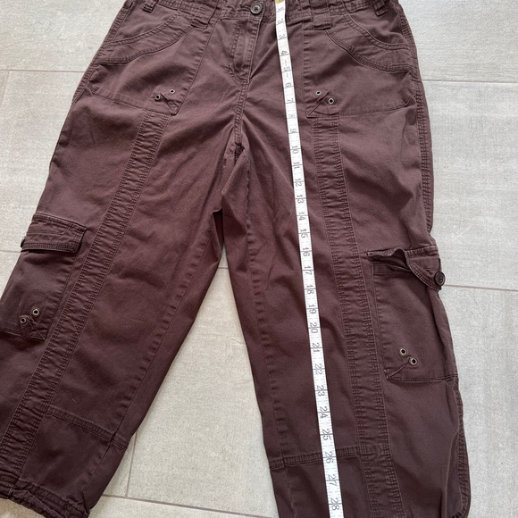 Brown cropped cargo pants w cool pockets & fun toggle at hem. Cotton w stretch! - Picture 7 of 11